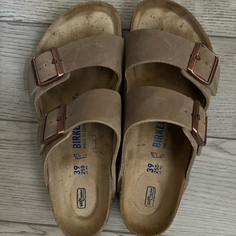 Womens Birkenstock sandles.